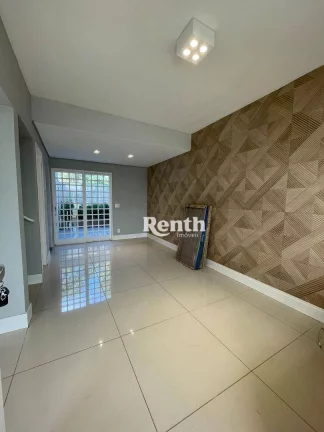 Sobrado em condomínio com 3 dormitórios por R$ 530.000