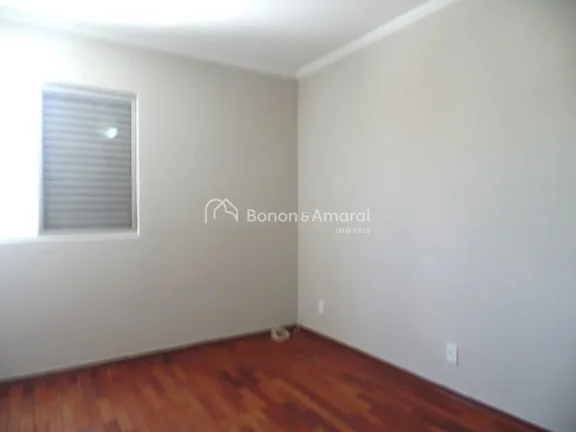Imagem Reformado, amplo, 3 quartos, sendo 1 suíte, 2 com armários e 1 com bancada para estudo/escritório...