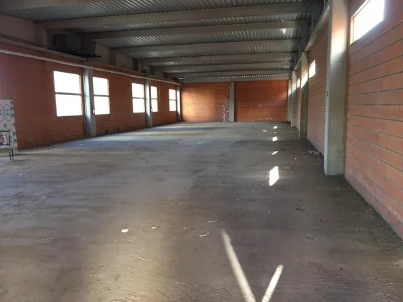 Imagem Barracão no centro com 412m², com estrutura para lojas, academia, deposito, etc. Estacionamento co...