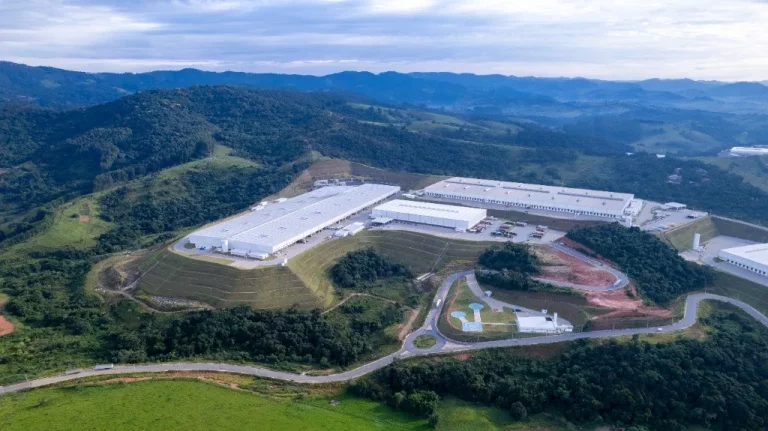 Imagem Galpão logístico Comercial para Locação em Extrema-MG: Centro, 12 Vagas, 2.929,21 m² de Área.