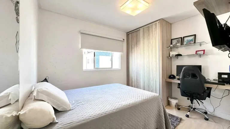 Imagem Apartamento com 4 dormitórios sendo 2 suítes e 2 vagas de garagem no centro de Balneário Camboriú