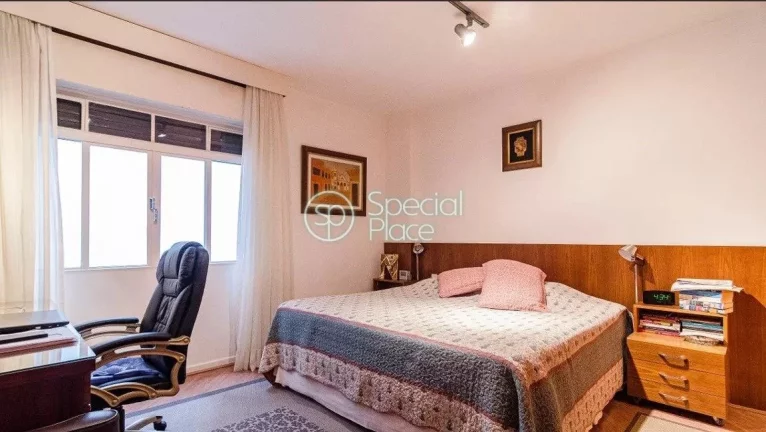 Imagem Amplo apartamento com 205m² no Jardim Paulista. Living muito claro e espaçoso, 03 dormitórios, se...