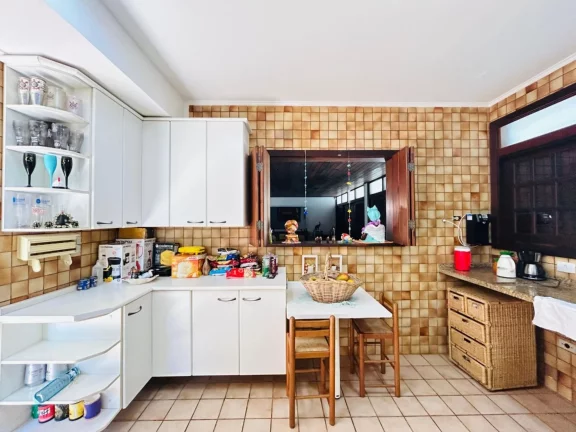 Imagem Imponente casa à venda em Riviera de São Lourenço Módulo 20: 5 quartos, 2 suítes, 3 salas, 4 vagas, 317m² de área.