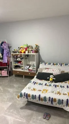 Imagem  CASA 2 QUARTOS C/ 91,35M² - SÃO PEDRO DA ALDEIA/RJ - 360 m² de área terreno, 91,35 m² de área construída LEILÃO ÚNICO 12/01/2026 - VALOR INICIAL DE VENDA: R$ 255.000,00 Composição Interna/Vaga: Dormitórios: 2, Banheiros: 1, Salas: 1, Copas: 1, Var