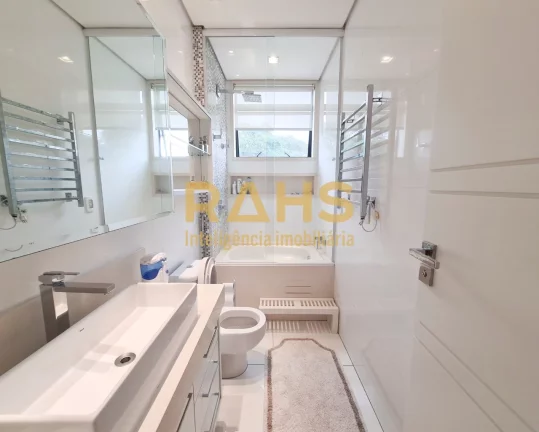 Imagem O Apartamento é composto por: Suíte master com 40,84m² contendo amplo closet e banheira. Aquecime...