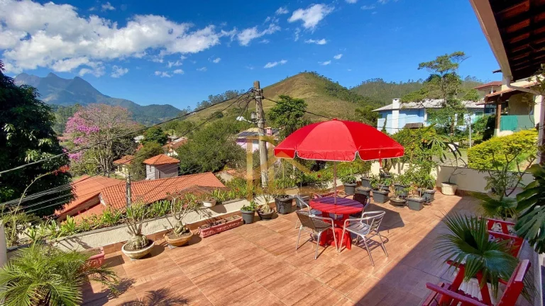 Imagem Aconchegante casa com 3 quartos em condomínio Clube, com Vista Perene Para a Mulher de Pedras em Vargem Grande Teresópolis-RJ.
