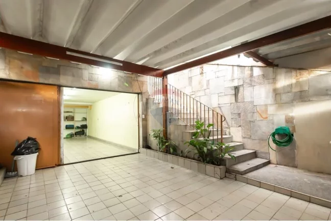 Imagem Casa com 4 dormitórios, 2 suítes, 5 banheiros, 3 vagas de garagem.