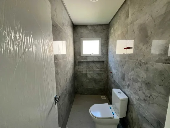 Imagem Casa com 3 dormitórios sendo 1 suíte e 1 vaga de garagem em Gov Celso Ramos/SC