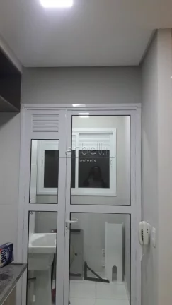 Imagem Apartamento com 33 M², 1 banheiro com box em vidro e gabinete no lavatório, 1 dormitório, cozinha...
