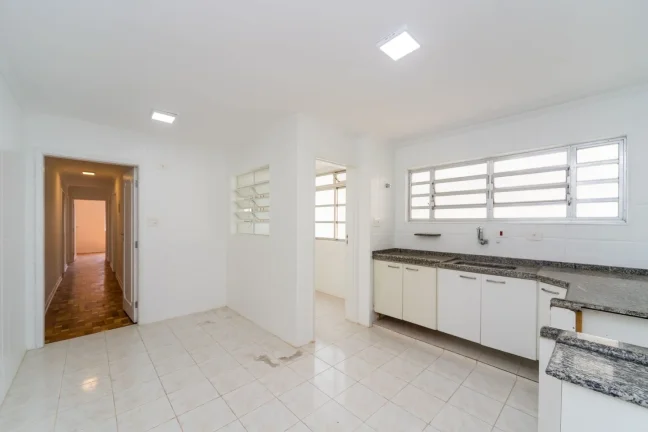 Imagem Apartamento 125M², 3Q, 2 Banheiros, 1 Vaga, Sacada, Armários.