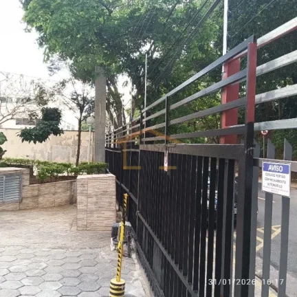 Imagem Apartamento com 64m² reformado, dispõe de 2 dormitórios, 1 banheiro, sala para dois ambientes, sa...