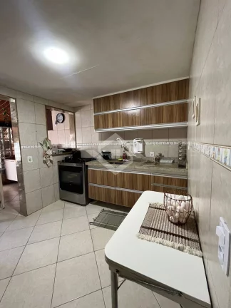 Imagem Casa Triplex de 4 Quartos para Venda na Taquara com 130 m²