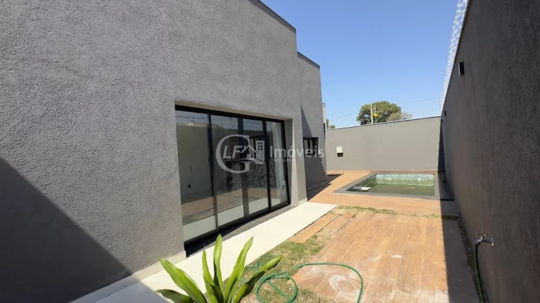 Imagem Casa à venda em Campo Grande-MS, bairro São Francisco: 3 quartos, 1 suíte, 1 sala, 2 banheiros, 2 vagas de garagem, 131,00 m² de área. Venha conferir!