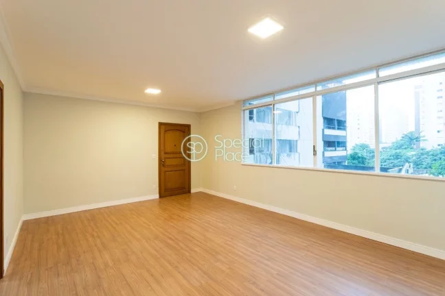 Apartamento com 134m² de área útil. São 3 dormitórios ( 1 suíte ) e 1 vaga de garagem. Living ...