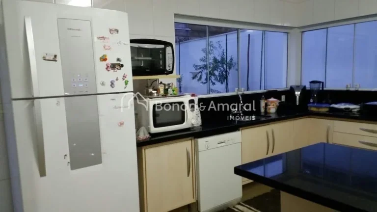 Imagem Este lindo sobrado no Condomínio Colinas dos Álamos oferece elegância, conforto e uma excelente d...
