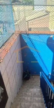 Imagem Sobrado bem estruturado, com acabamento externo totalmente revestido, dispensando manutenção de pi...