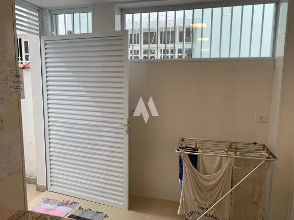 Imagem Sobrado 100% Reformado, 168m², 3 Dormitórios sendo 2 suítes , 2 vagas de garagem e no bairro do Boqueirão