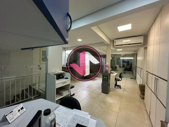 Imagem São 5 salas: piso inferior: 2 salas amplas, cozinha, recepção, banheiro social + despensa + jardi...