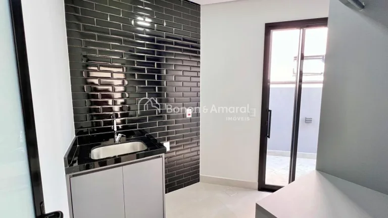 Imagem Apresentamos uma belíssima casa de luxo localizada no exclusivo Condomínio Portal do Jequitibá, e...