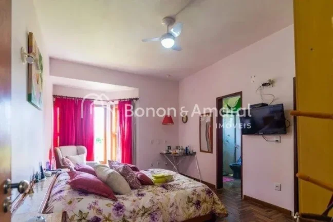 Imagem Linda e espaçosa casa com área construída de 600 m² em um terreno de 1.056 m². A residência, m...