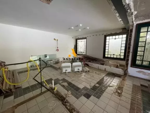 Imagem Novo Leblon - Casa localizada na melhor rua do condominio. Oportunidade de retrofit. Atenção construtrores!!!
