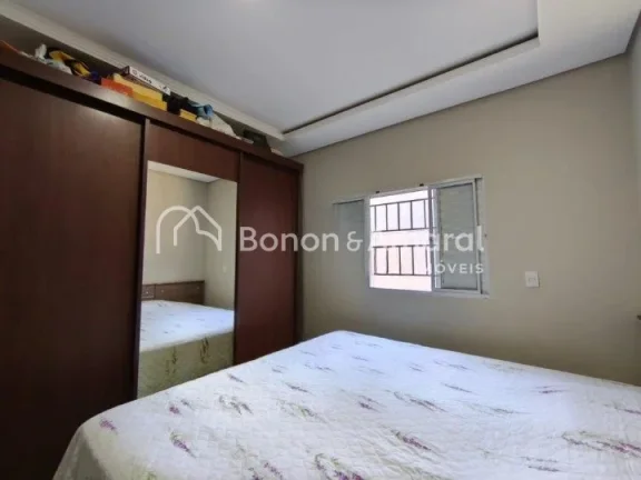 Imagem O imóvel dispõe de 2 dormitórios, sendo o quarto do casal com painel instalado, e o segundo dormi...