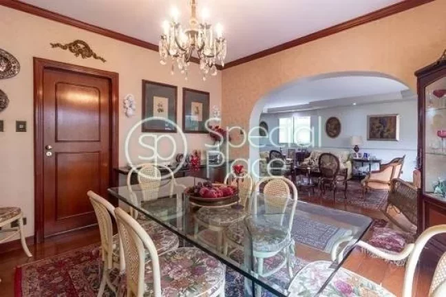 Imagem Lindo apartamento com prédio clássico e imponente. São 197m² de área privativa, 3 dormitórios ...