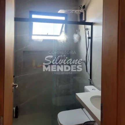 Imagem Lindo sobrado com 3 dorms (1 suíte) e piscina no condomínio Villágio Wanel