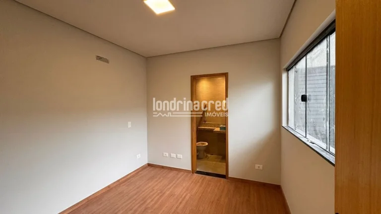 Imagem **Casa à venda no Condomínio Morada das Flores com 3 dormitórios, 1 suíte, banheiro social, 2 vagas de garagem e 85m² construídos em terreno de 125m²**