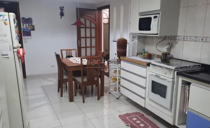 Imagem Sobrado com 242 metros quadrados, 3 dormitórios sendo 1 suíte com armários, 4 banheiros, 1 lavabo...