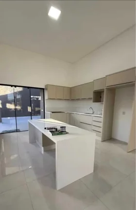 Imagem Casa recém-construída com 2 suítes, 2 vagas e sala comercial – Morretes, Itapema