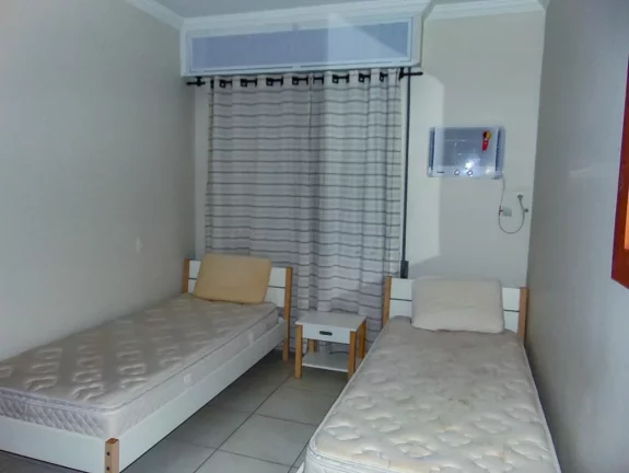 Imagem Pitangueiras - Uma quadra do mar - Totalmente reformado e decorado - Garagem no prédio - Serviço de praia.