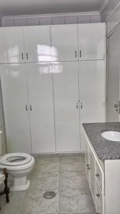 Imagem PITANGUEIRAS – UMA QUADRA DA PRAIA, EXCELETE APARTAMENTO COM VISTINHA MAR, ANDAR MEDIANO, CLARO E SUPER AREJADO, GARAGEM NO PRÉDIO DEMARCADA.