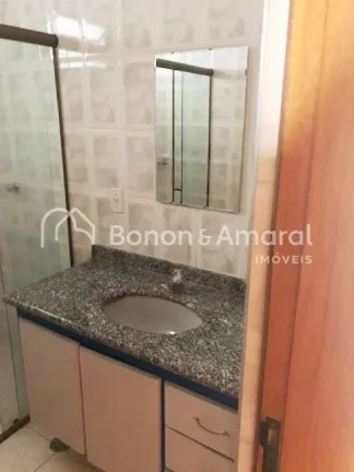 Imagem A sala ampla, com dois ambientes, é perfeita para receber amigos ou curtir momentos de tranquilidad...
