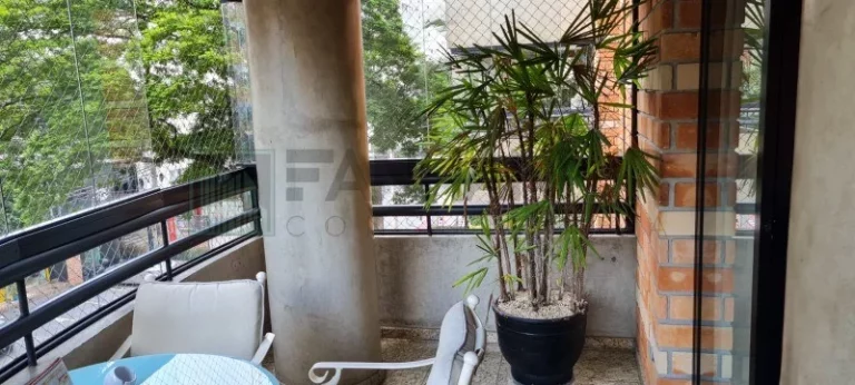 Imagem Apartamento de Luxo para Locação em Moema, São Paulo-SP: 3 quartos, 3 suítes, 2 salas, 4 banheiros, 220m² de área.
