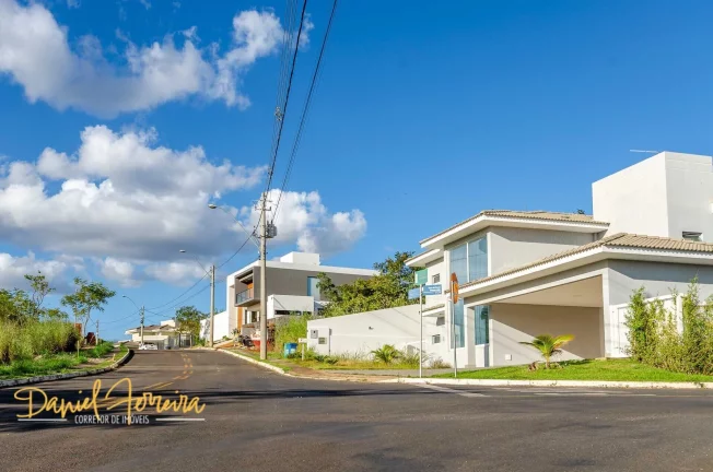 Imagem Lote de esquina quase todo plano - Aceita financiamento bancário