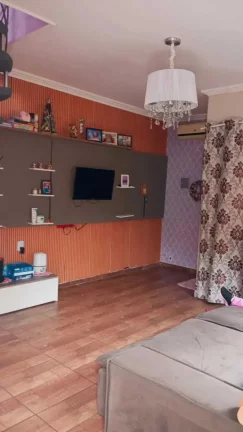 Imagem Sobrado amplo com 2 dormitórios e 2 vagas de garagem, com espaço lateral no Centro de Camboriú.