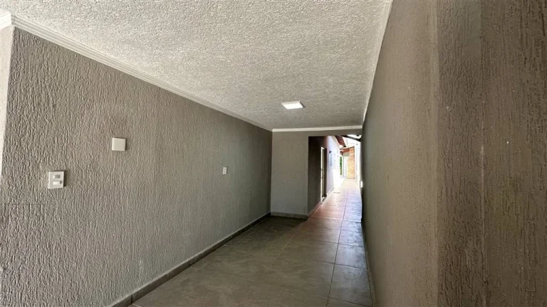 Imagem Espaçosa Casa Geminada à Venda no Mirim, Praia Grande - 2 Quartos