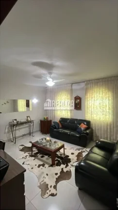 Imagem Casa padrão à venda no bairro São Benedito, Uberaba: 3 quartos, móveis planejados e porcelanato