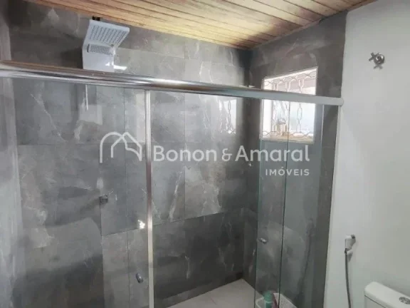 Imagem Casa à venda com 3 dormitórios, ampla sala de estar, cozinha, 2 banheiros (sendo 1 de empregada), ...