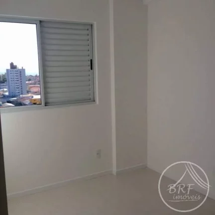 Imagem Vendo apartamento em Bairro Arreias São José SC, de três dormitórios, suíte, duas vagas livres, cozinha e área de serviço mobiliados.