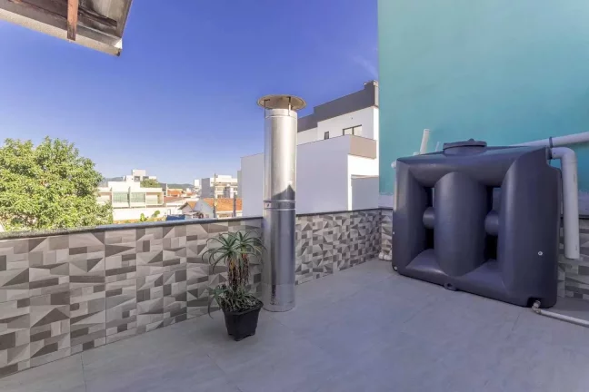 Imagem Casa com 3 suítes e 2 vagas de garagem no Centro de Balneário Camboriú.
