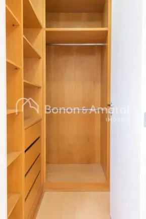 Imagem Com 81 m², o imóvel possui dois pavimentos: No pavimento inferior contém sala para dois ambientes...