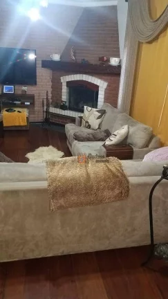 Imagem Sobrado com 3 dormitórios à venda, 206 m² por R$ 1.150.000 - J Jaguaribe - Campos do Jordão/SP