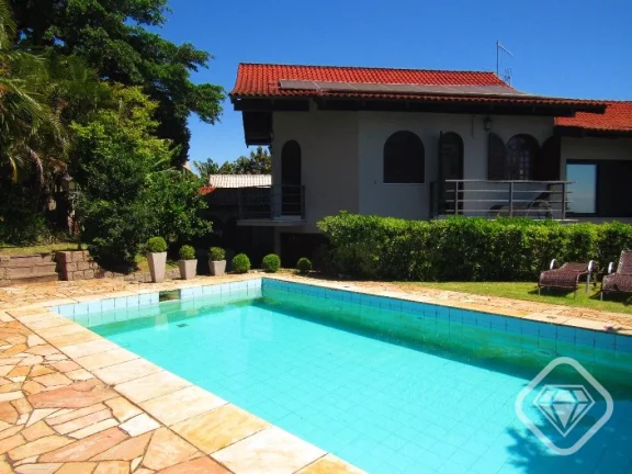 Imagem Casa de luxo em condomínio, 4 dormitórios, suíte máster, dois terrenos, ampla área verde e pisc...