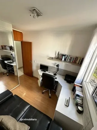 Imagem Amplo e iluminado apartamento com vista frontal para rua e piscina, que conta com sala de estar, sal...
