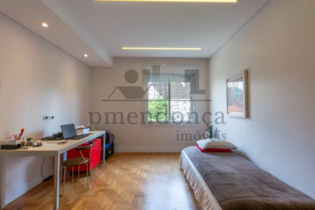 Imagem Apartamento reformado em edifício clássico da Av Angélica, ao lado da Praça Buenos Aires.