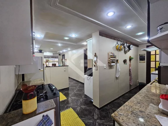 Imagem Casa à Venda na Taquara com 3 Quartos: Opção de Moradia e Negócios