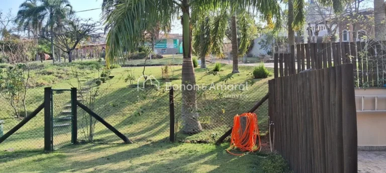 Imagem Essa belíssima residência une o estilo rústico ao moderno em perfeita harmonia, cercada pela natu...