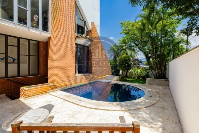Imagem Casa de luxo na Vila Madalena: 4 quartos, 4 suítes, 2 salas, 6 banheiros, 2 vagas, 376m² - São Paulo-SP.